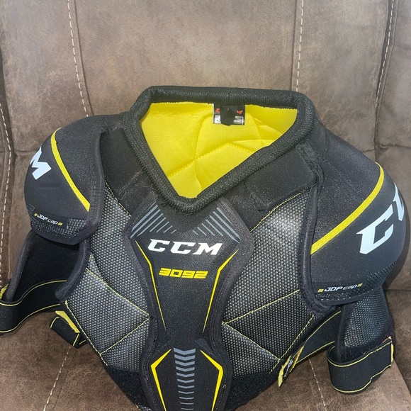 CCM Shoulder Pads - Picture 2 of 4